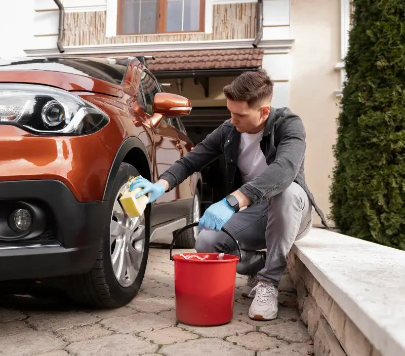 Lavage auto à domicile Vêtre-sur-Anzon : professionnel intervenant sur un véhicule